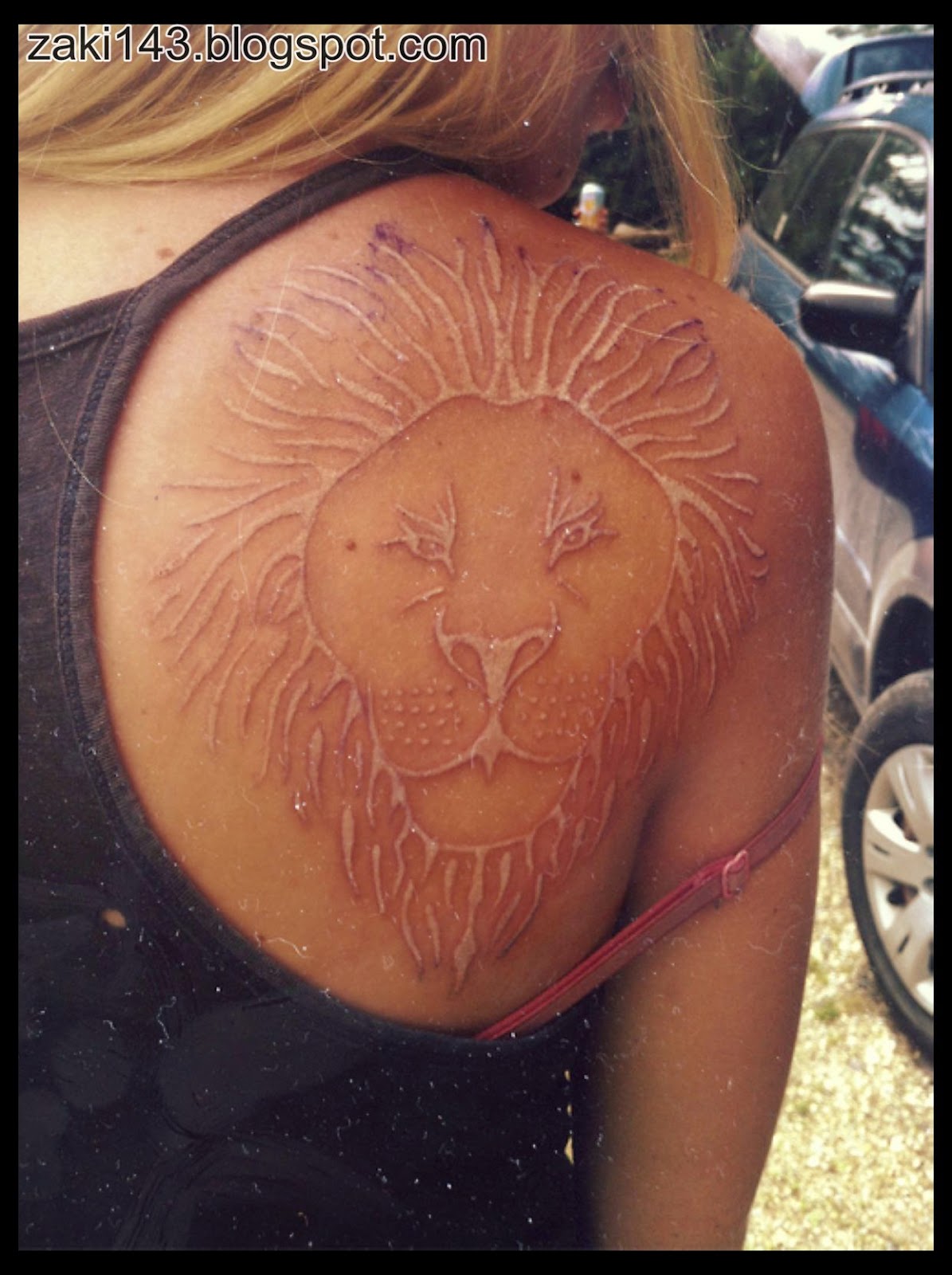 Белое тату на лопатке